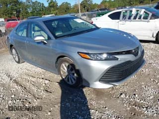 ✅ 2018 Toyota Camry SE • VIN: 4T1B11HK9JU135677 • Лот: 43579380. Опубликован ранее на IAAI с пробегом 61 993 миль. Бесплатный доступ к архиву аукционных продаж из США и подробный отчёт об истории автомобиля на DreamBid. Изображение 1.