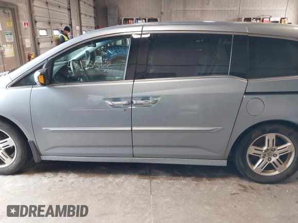 ✅ 2011 Honda Odyssey Touring • VIN: 5FNRL5H9XBB081303 • Lot: 42173562. Listed on IAAI with 219,079 mi. Free auction sales archive from the USA and detailed vehicle history report at DreamBid. Image 14.