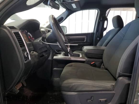 2021 Ram 1500 Warlock z VIN 1C6RR6GT2MS575041, wystawiony jako Copart lot #73572404 z przebiegiem 94 601 mil mil oraz Czysty tytuł • Clean title. Historia ofert i sprzedaży dostępna na DreamBid. Obrazek 7.