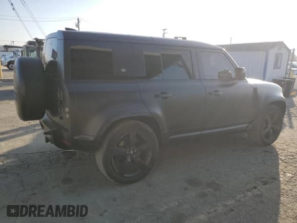 ✅ 2024 Land Rover Defender V8 • VIN: SALEBEEE1R2347848 • Lot: 90099055. Wystawiony na Copart z przebiegiem 8 020 mil. Bezpłatny archiwum sprzedaży aukcyjnych z USA i szczegółowy raport historii pojazdu na DreamBid. Zdjęcie 3.