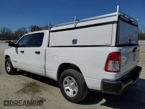 2022 Ram 1500 Tradesman z VIN 1C6SRFNT0NN447403, wystawiony jako Copart lot #46121624 z przebiegiem 23 489 mil mil oraz Szkoda całkowita • Salvage title. Historia ofert i sprzedaży dostępna na DreamBid. Obrazek 2.