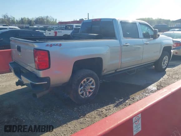 ✅ 2017 Chevrolet Silverado 2500HD LT • VIN: 1GC1KVEY7HF169306 • Lot: 41984377. Wystawiony na IAAI z przebiegiem 198 184 mil. Bezpłatny archiwum sprzedaży aukcyjnych z USA i szczegółowy raport historii pojazdu na DreamBid. Zdjęcie 4.