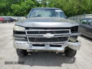 ✅ 2006 Chevrolet Silverado 2500HD Work Truck • VIN: 1GCHK29U56E162409 • Lot: 57626185. Wystawiony na Copart z przebiegiem 147 922 mil. Bezpłatny archiwum sprzedaży aukcyjnych z USA i szczegółowy raport historii pojazdu na DreamBid. Zdjęcie 5.