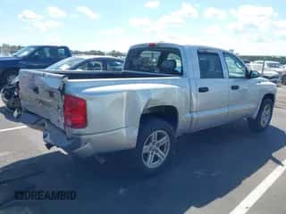 2009 Dodge Dakota SXT z VIN 1D7HE38K79S808641, wystawiony jako IAAI lot #43144819 z przebiegiem 169 325 mil mil oraz . Historia ofert i sprzedaży dostępna na DreamBid. Obrazek 4.