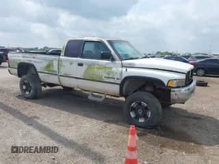 1996 Dodge 1500 z VIN 3B7HF13Y2TG169297, wystawiony jako IAAI lot #42129471 z przebiegiem 312 799 mil mil oraz . Historia ofert i sprzedaży dostępna na DreamBid. Obrazek 1.