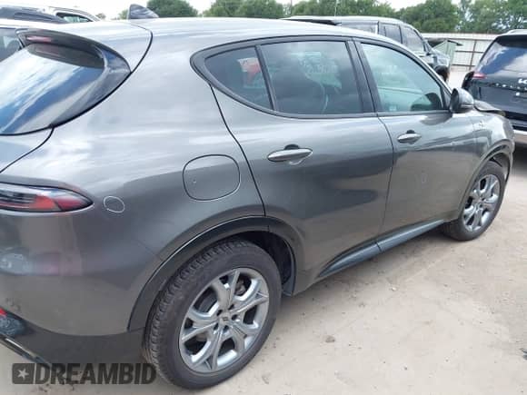 2024 Dodge Hornet R/T z VIN ZACPDFCW1R3A25865, wystawiony jako IAAI lot #42697510 z przebiegiem 27 455 mil mil oraz . Historia ofert i sprzedaży dostępna na DreamBid. Obrazek 14.