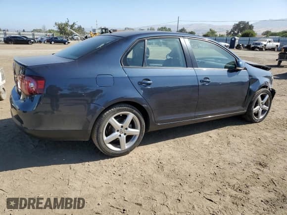 ✅ 2010 Volkswagen Jetta Limited Edition • VIN: 3VWAZ7AJ1AM119889 • Lot: 60680275. Listed on Copart with 90,778 mi. Free auction sales archive from the USA and detailed vehicle history report at DreamBid. Image 3.