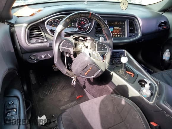 ✅ 2015 Dodge Challenger SRT 392 • VIN: 2C3CDZDJXFH769820 • Lot: 85370515. Wystawiony na Copart z przebiegiem 63 610 mil. Bezpłatny archiwum sprzedaży aukcyjnych z USA i szczegółowy raport historii pojazdu na DreamBid. Zdjęcie 8.