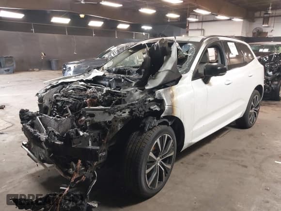 ✅ 2025 Volvo XC60 Plus • VIN: YV4M12RC4S1112737 • Lot: 41716916. Wystawiony na IAAI z przebiegiem 100 mil. Bezpłatny archiwum sprzedaży aukcyjnych z USA i szczegółowy raport historii pojazdu na DreamBid. Zdjęcie 6.