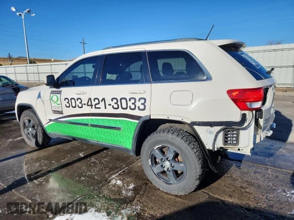 ✅ 2012 Jeep Grand Cherokee Laredo • VIN: 1C4RJFAG9CC297369 • Лот: 86681665. Опубликован ранее на Copart с пробегом 140 200 миль. Бесплатный доступ к архиву аукционных продаж из США и подробный отчёт об истории автомобиля на DreamBid. Изображение 2.