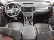 ✅ 2021 Volkswagen Atlas SE • VIN: 1V2WR2CA2MC551825 • Lot: 93761515. Wystawiony na Copart z przebiegiem 152 144 mil. Bezpłatny archiwum sprzedaży aukcyjnych z USA i szczegółowy raport historii pojazdu na DreamBid. Zdjęcie 8.