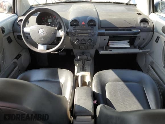 ✅ 2005 Volkswagen Beetle GLS • VIN: 3VWCK31C35M410861 • Lot: 56779765. Wystawiony na Copart z przebiegiem 62 796 mil. Bezpłatny archiwum sprzedaży aukcyjnych z USA i szczegółowy raport historii pojazdu na DreamBid. Zdjęcie 8.