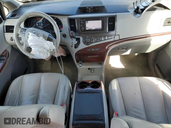 ✅ 2014 Toyota Sienna XLE • VIN: 5TDYK3DC6ES433748 • Lot: 92204835. Listed on Copart with 135,688 mi. Free auction sales archive from the USA and detailed vehicle history report at DreamBid. Image 8.
