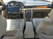 ✅ 1990 Mercedes-Benz 300 SE • VIN: WDBCA24D1LA529716 • Лот: 56581335. Опубликован ранее на Copart с пробегом 122 286 миль. Бесплатный доступ к архиву аукционных продаж из США и подробный отчёт об истории автомобиля на DreamBid. Изображение 8.