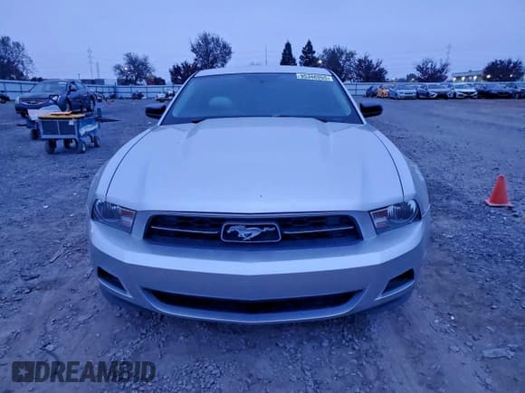 ✅ 2010 Ford Mustang V6 • VIN: 1ZVBP8AN1A5152352 • Лот: 95346955. Опубликован ранее на Copart с пробегом 108 619 миль. Бесплатный доступ к архиву аукционных продаж из США и подробный отчёт об истории автомобиля на DreamBid. Изображение 5.