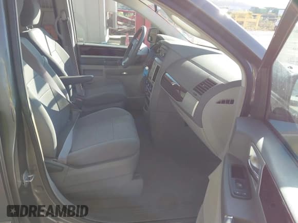 ✅ 2010 Chrysler Town & Country Touring • VIN: 2A4RR5D12AR226507 • Lot: 43780060. Listed on IAAI with 143,329 mi. Free auction sales archive from the USA and detailed vehicle history report at DreamBid. Image 5.