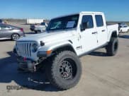 ✅ 2020 Jeep Gladiator Overland • VIN: 1C6HJTFG9LL125529 • Lot: 41196716. Wystawiony na IAAI z przebiegiem 79 029 mil. Bezpłatny archiwum sprzedaży aukcyjnych z USA i szczegółowy raport historii pojazdu na DreamBid. Zdjęcie 17.