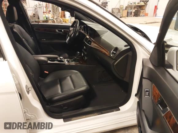 ✅ 2013 Mercedes-Benz C 300 Sport • VIN: WDDGF8AB5DR243841 • Лот: 43684826. Опубликован ранее на IAAI с пробегом 148 442 миль. Бесплатный доступ к архиву аукционных продаж из США и подробный отчёт об истории автомобиля на DreamBid. Изображение 5.