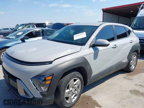 2024 Hyundai Kona SE z VIN KM8HA3AB7RU106593, wystawiony jako IAAI lot #43065618 z przebiegiem 16 699 mil mil oraz . Historia ofert i sprzedaży dostępna na DreamBid. Obrazek 2.