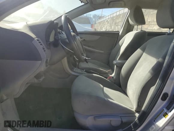 ✅ 2010 Toyota Corolla LE • VIN: 2T1BU4EE3AC339545 • Lot: 92031235. Wystawiony na Copart z przebiegiem 229 231 mil. Bezpłatny archiwum sprzedaży aukcyjnych z USA i szczegółowy raport historii pojazdu na DreamBid. Zdjęcie 7.