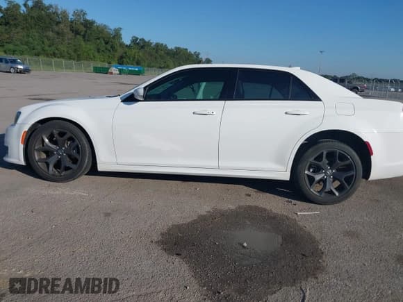 ✅ 2022 Chrysler 300 Touring L • VIN: 2C3CCADG6NH127361 • Лот: 43281503. Опубликован ранее на IAAI с пробегом 26 497 миль. Бесплатный доступ к архиву аукционных продаж из США и подробный отчёт об истории автомобиля на DreamBid. Изображение 14.