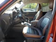 ✅ 2023 Ford Bronco Sport Outer Banks • VIN: 3FMCR9C66PRE02781 • Lot: 85320255. Wystawiony na Copart z przebiegiem 69 699 mil. Bezpłatny archiwum sprzedaży aukcyjnych z USA i szczegółowy raport historii pojazdu na DreamBid. Zdjęcie 7.