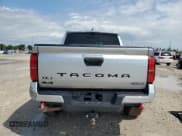 ✅ 2024 Toyota Tacoma TRD Sport Hybrid • VIN: 3TYLC5LN0RT010390 • Lot: 80034125. Wystawiony na Copart z przebiegiem Nie podano. Bezpłatny archiwum sprzedaży aukcyjnych z USA i szczegółowy raport historii pojazdu na DreamBid. Zdjęcie 6.