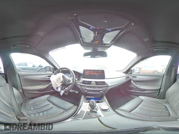 ✅ 2021 BMW 5 Series M550i xDrive • VIN: WBA13BK02MCF83535 • Lot: 66195595. Wystawiony na Copart z przebiegiem 54 000 mil. Bezpłatny archiwum sprzedaży aukcyjnych z USA i szczegółowy raport historii pojazdu na DreamBid. Zdjęcie 14.