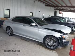 ✅ 2019 Mercedes-Benz E 300 • VIN: WDDZF4JB1KA594002 • Lot: 42622809. Wystawiony na IAAI z przebiegiem 64 500 mil. Bezpłatny archiwum sprzedaży aukcyjnych z USA i szczegółowy raport historii pojazdu na DreamBid. Zdjęcie 1.