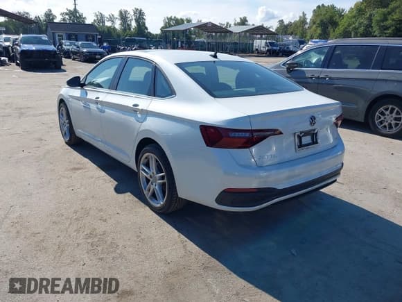 ✅ 2024 Volkswagen Jetta SE • VIN: 3VW7M7BU1RM069055 • Lot: 43144675. Wystawiony na IAAI z przebiegiem 26 302 mil. Bezpłatny archiwum sprzedaży aukcyjnych z USA i szczegółowy raport historii pojazdu na DreamBid. Zdjęcie 3.