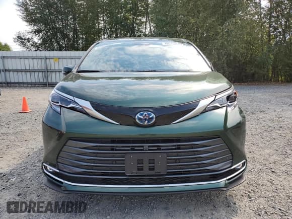 ✅ 2024 Toyota Sienna Platinum • VIN: 5TDESKFCXRS124249 • Lot: 70519495. Listed on Copart with 5,680 mi. Free auction sales archive from the USA and detailed vehicle history report at DreamBid. Image 5.