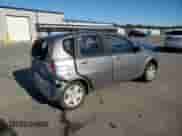 2008 Chevrolet Aveo LS z VIN KL1TD66678B024657, wystawiony jako Copart lot #81039674 z przebiegiem 108 952 mil mil oraz Szkoda całkowita • Salvage title. Historia ofert i sprzedaży dostępna na DreamBid. Obrazek 3.