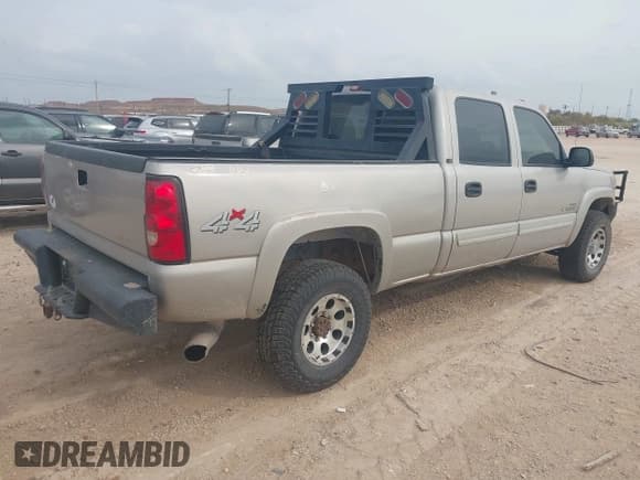 ✅ 2005 Chevrolet Silverado 2500HD LS • VIN: 1GCHK23275F915180 • Lot: 43714299. Wystawiony na IAAI z przebiegiem 135 346 mil. Bezpłatny archiwum sprzedaży aukcyjnych z USA i szczegółowy raport historii pojazdu na DreamBid. Zdjęcie 4.