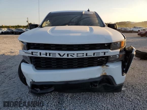 ✅ 2020 Chevrolet Silverado 1500 Custom • VIN: 1GCRWBEF9LZ281181 • Lot: 43327815. Wystawiony na Copart z przebiegiem 80 007 mil. Bezpłatny archiwum sprzedaży aukcyjnych z USA i szczegółowy raport historii pojazdu na DreamBid. Zdjęcie 5.