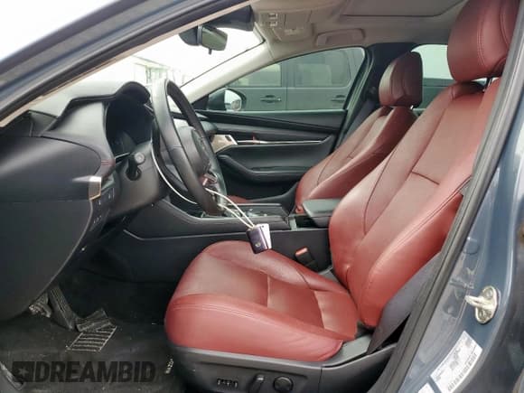 ✅ 2023 Mazda 3 S Carbon Edition • VIN: 3MZBPBCM8PM373189 • Лот: 90944315. Опубликован ранее на Copart с пробегом 17 647 миль. Бесплатный доступ к архиву аукционных продаж из США и подробный отчёт об истории автомобиля на DreamBid. Изображение 7.