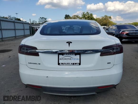 ✅ 2014 Tesla Model S 60 • VIN: 5YJSA1H1XEFP55657 • Lot: 71102115. Wystawiony na Copart z przebiegiem Nie podano. Bezpłatny archiwum sprzedaży aukcyjnych z USA i szczegółowy raport historii pojazdu na DreamBid. Zdjęcie 6.