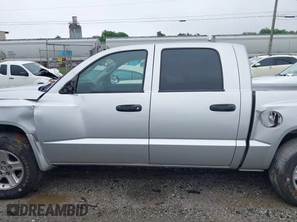 ✅ 2010 Dodge Dakota Bighorn/Lonestar • VIN: 1D7CW3GK4AS140049 • Lot: 42231805. Wystawiony na IAAI z przebiegiem 149 489 mil. Bezpłatny archiwum sprzedaży aukcyjnych z USA i szczegółowy raport historii pojazdu na DreamBid. Zdjęcie 15.