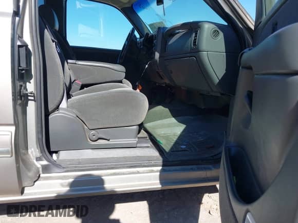 2003 Chevrolet Silverado 1500 LS z VIN 2GCEC19T031114668, wystawiony jako IAAI lot #43615495 z przebiegiem 84 458 mil mil oraz . Historia ofert i sprzedaży dostępna na DreamBid. Obrazek 5.