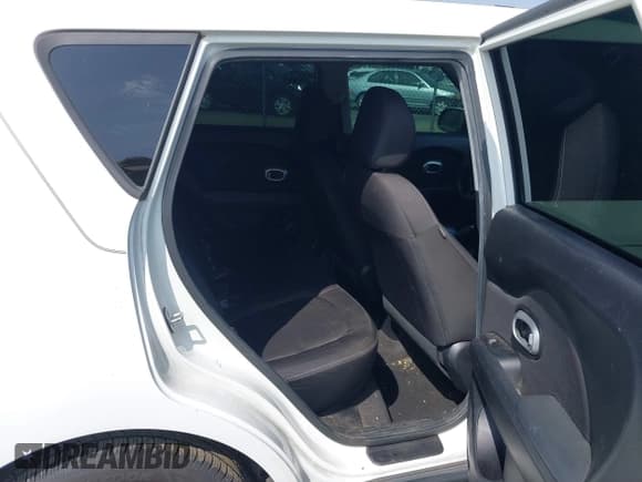 ✅ 2016 Kia Soul • VIN: KNDJN2A23G7368403 • Lot: 42560882. Wystawiony na IAAI z przebiegiem 120 099 mil. Bezpłatny archiwum sprzedaży aukcyjnych z USA i szczegółowy raport historii pojazdu na DreamBid. Zdjęcie 8.