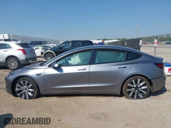 ✅ 2025 Tesla Model 3 Long Range • VIN: 5YJ3E1EA0SF041609 • Lot: 43185770. Wystawiony na IAAI z przebiegiem 1 778 mil. Bezpłatny archiwum sprzedaży aukcyjnych z USA i szczegółowy raport historii pojazdu na DreamBid. Zdjęcie 13.