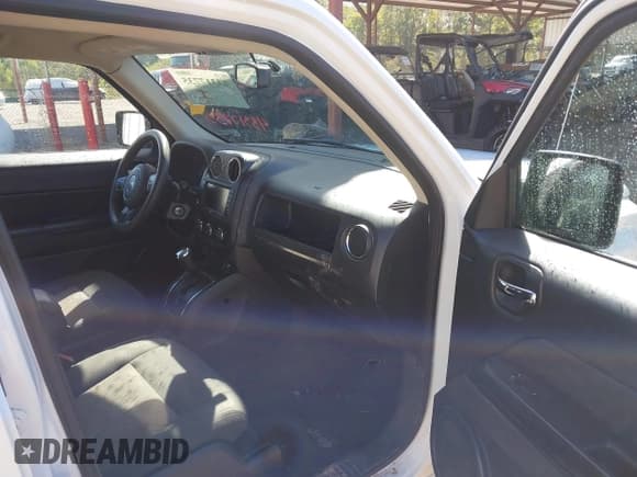 ✅ 2016 Jeep Patriot Sport • VIN: 1C4NJPBA5GD683222 • Lot: 43317735. Listed on IAAI with 153,186 mi. Free auction sales archive from the USA and detailed vehicle history report at DreamBid. Image 5.