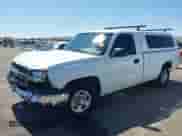 2004 Chevrolet Silverado 1500 Work Truck z VIN 1GCEC14V94Z244840, wystawiony jako IAAI lot #42571641 z przebiegiem 297 091 mil mil oraz . Historia ofert i sprzedaży dostępna na DreamBid. Obrazek 2.