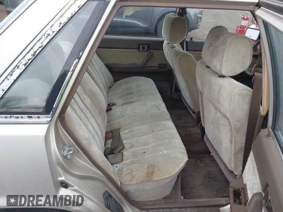 ✅ 1985 Toyota Camry LE • VIN: JT2SV16E9F0351378 • Lot: 42194705. Wystawiony na IAAI z przebiegiem 192 476 mil. Bezpłatny archiwum sprzedaży aukcyjnych z USA i szczegółowy raport historii pojazdu na DreamBid. Zdjęcie 8.