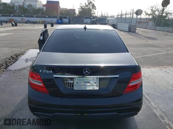 ✅ 2014 Mercedes-Benz C 250 Sport • VIN: WDDGF4HB5EA933412 • Lot: 41937278. Wystawiony na IAAI z przebiegiem 110 016 mil. Bezpłatny archiwum sprzedaży aukcyjnych z USA i szczegółowy raport historii pojazdu na DreamBid. Zdjęcie 16.