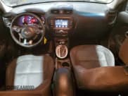 ✅ 2018 Kia Soul + • VIN: KNDJP3A57J7609462 • Лот: 93297955. Опубликован ранее на Copart с пробегом 86 223 миль. Бесплатный доступ к архиву аукционных продаж из США и подробный отчёт об истории автомобиля на DreamBid. Изображение 8.