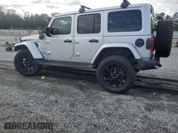 ✅ 2022 Jeep Wrangler Unlimited Sahara • VIN: 1C4JJXP69NW279828 • Lot: 84058525. Listed on Copart with 8,315 mi. Free auction sales archive from the USA and detailed vehicle history report at DreamBid. Image 2.