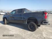 ✅ 2021 Chevrolet Silverado 1500 Custom Trail Boss • VIN: 1GCPYCEF1MZ231383 • Lot: 90948875. Wystawiony na Copart z przebiegiem 89 356 mil. Bezpłatny archiwum sprzedaży aukcyjnych z USA i szczegółowy raport historii pojazdu na DreamBid. Zdjęcie 2.