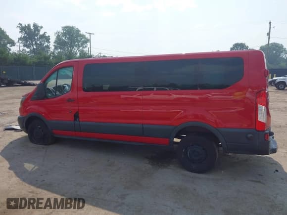 ✅ 2015 Ford Transit XL • VIN: 1FBZX2YMXFKB18984 • Lot: 42869265. Wystawiony na IAAI z przebiegiem 214 959 mil. Bezpłatny archiwum sprzedaży aukcyjnych z USA i szczegółowy raport historii pojazdu na DreamBid. Zdjęcie 15.