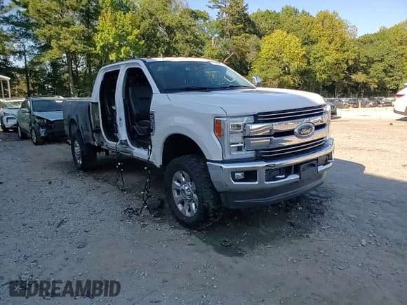 ✅ 2019 Ford F-350 XL • VIN: 1FT8W3BT6KEF99731 • Lot: 84380975. Wystawiony na Copart z przebiegiem 135 429 mil. Bezpłatny archiwum sprzedaży aukcyjnych z USA i szczegółowy raport historii pojazdu na DreamBid. Zdjęcie 14.