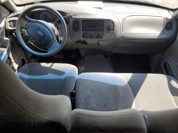 ✅ 2002 Ford Expedition XLT • VIN: 1FMRU15W12LA56279 • Lot: 70872685. Wystawiony na Copart z przebiegiem 180 261 mil. Bezpłatny archiwum sprzedaży aukcyjnych z USA i szczegółowy raport historii pojazdu na DreamBid. Zdjęcie 8.